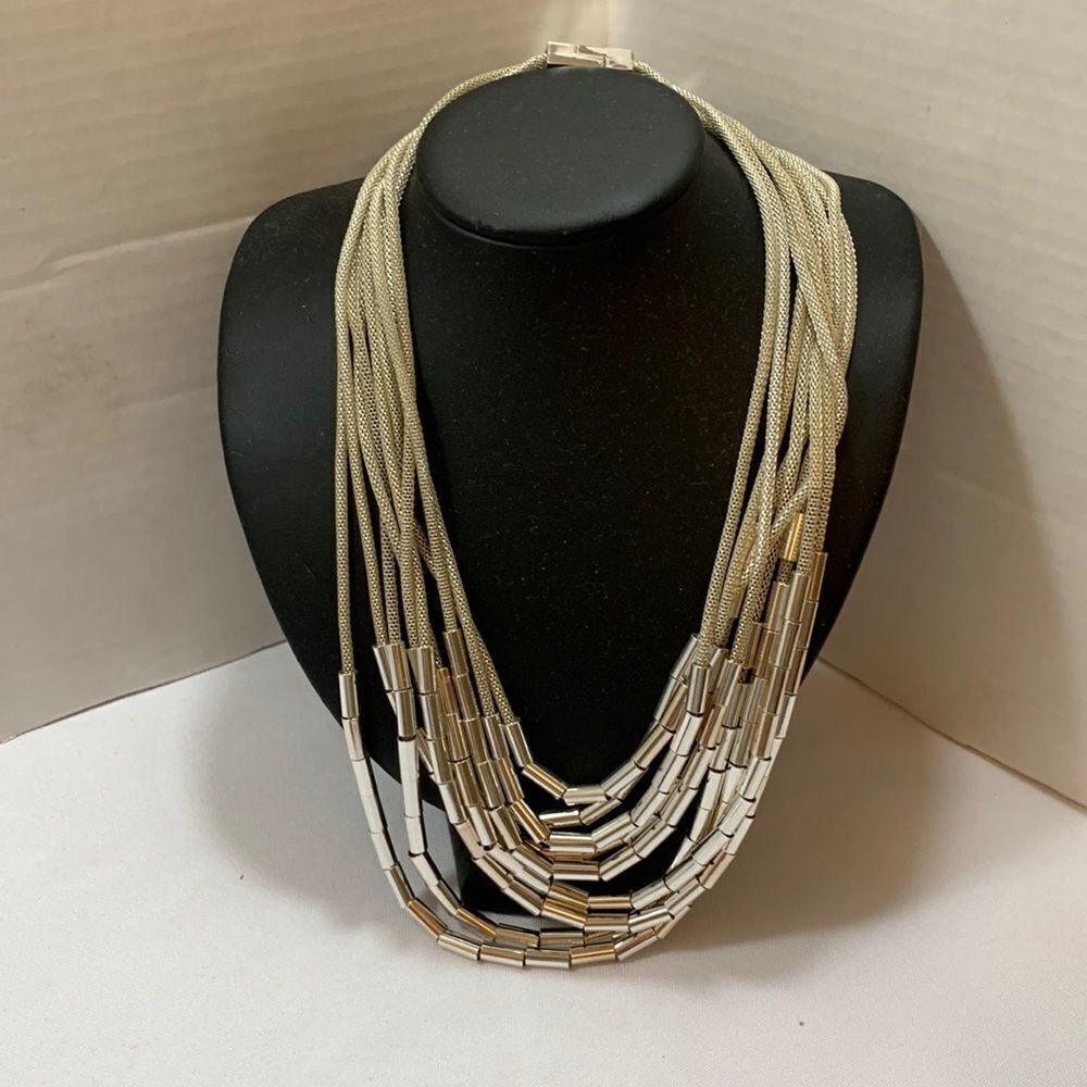 Beautiful silvertone necklace with magnetic closure